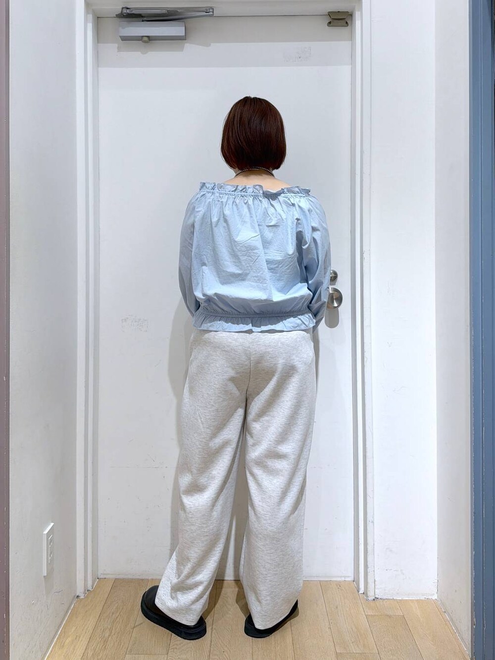 グレー系のスウェットパンツ、ブルー系のシャツ/ブラウスを着用したレディースの春コーディネートの3枚目の写真