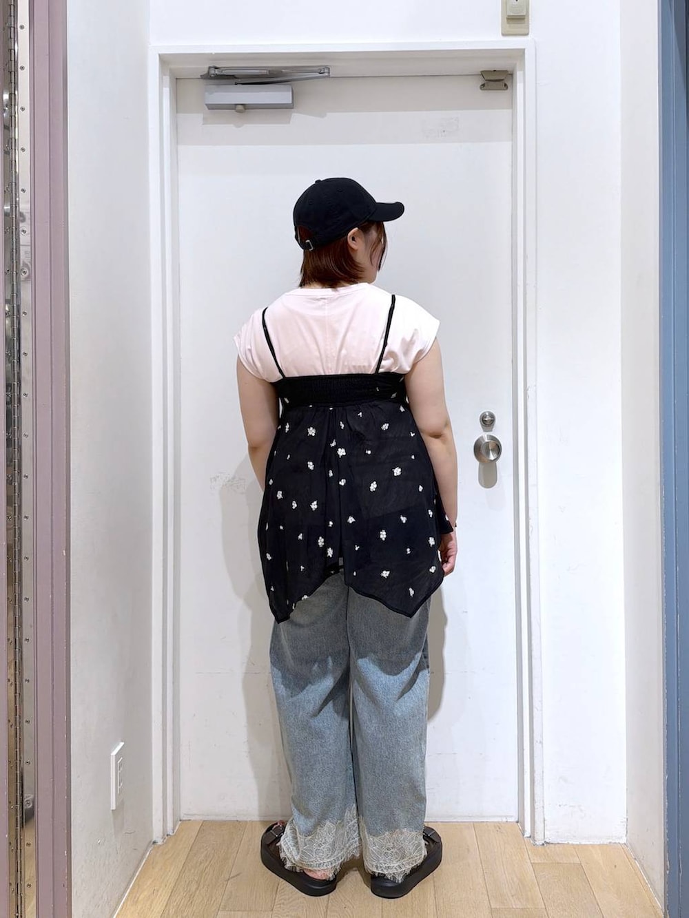 ピンク系のTシャツ/カットソー、ブルー系のデニムパンツ、ブラック系のシャツ/ブラウスを着用したレディースの夏コーディネートの4枚目の写真