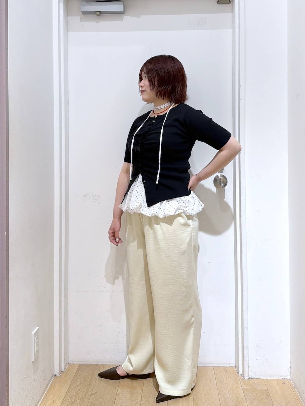 イエロー系のその他パンツ、ブラウン系のサンダル、ホワイト系のキャミソールを着用したレディースの春コーディネートの4枚目の写真