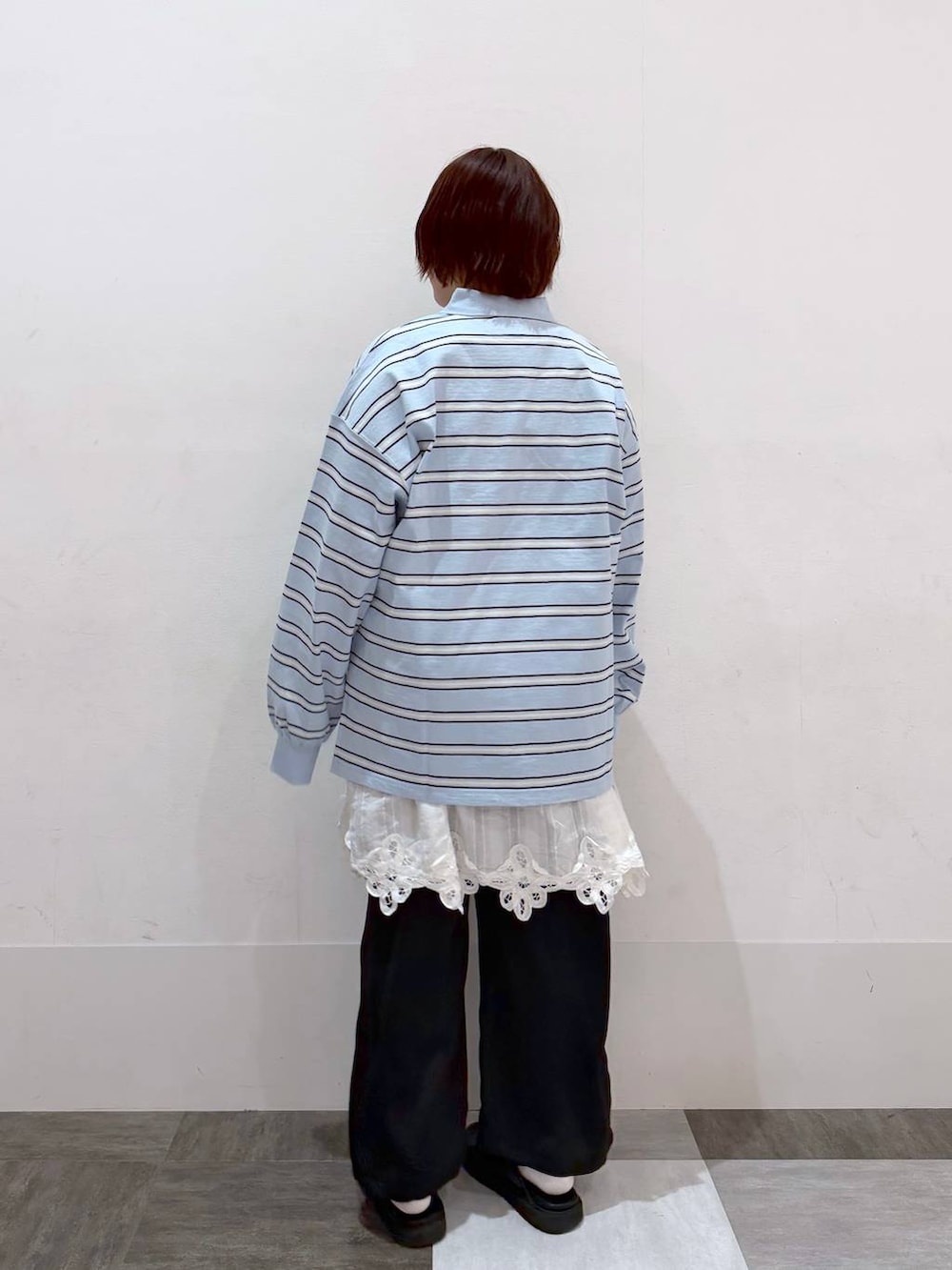 ブラック系のその他パンツ、ホワイト系のワンピース、ブルー系のTシャツ/カットソーを着用したレディースの春コーディネートの6枚目の写真