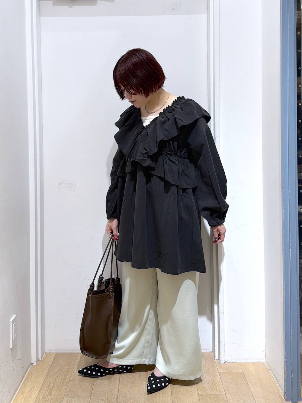 その他のパンプス、ブラック系のワンピース、グリーン系のその他パンツを着用したレディースの春コーディネートの3枚目の写真