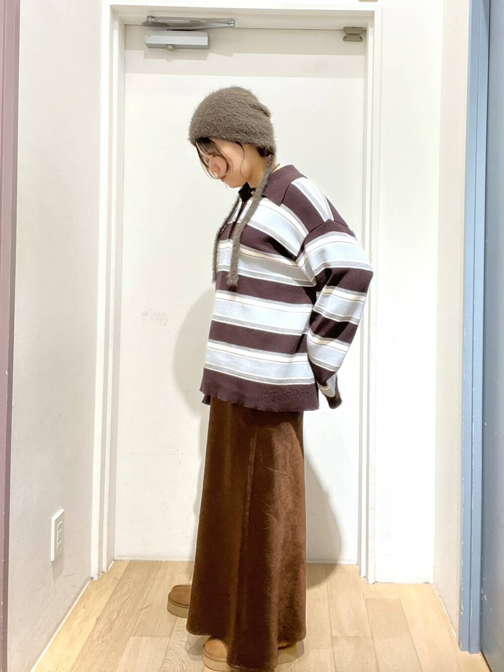 ブラウン系のスカート、ブラウン系のニット/セーター、ブラウン系のその他シューズを着用したレディースの秋コーディネートの2枚目の写真