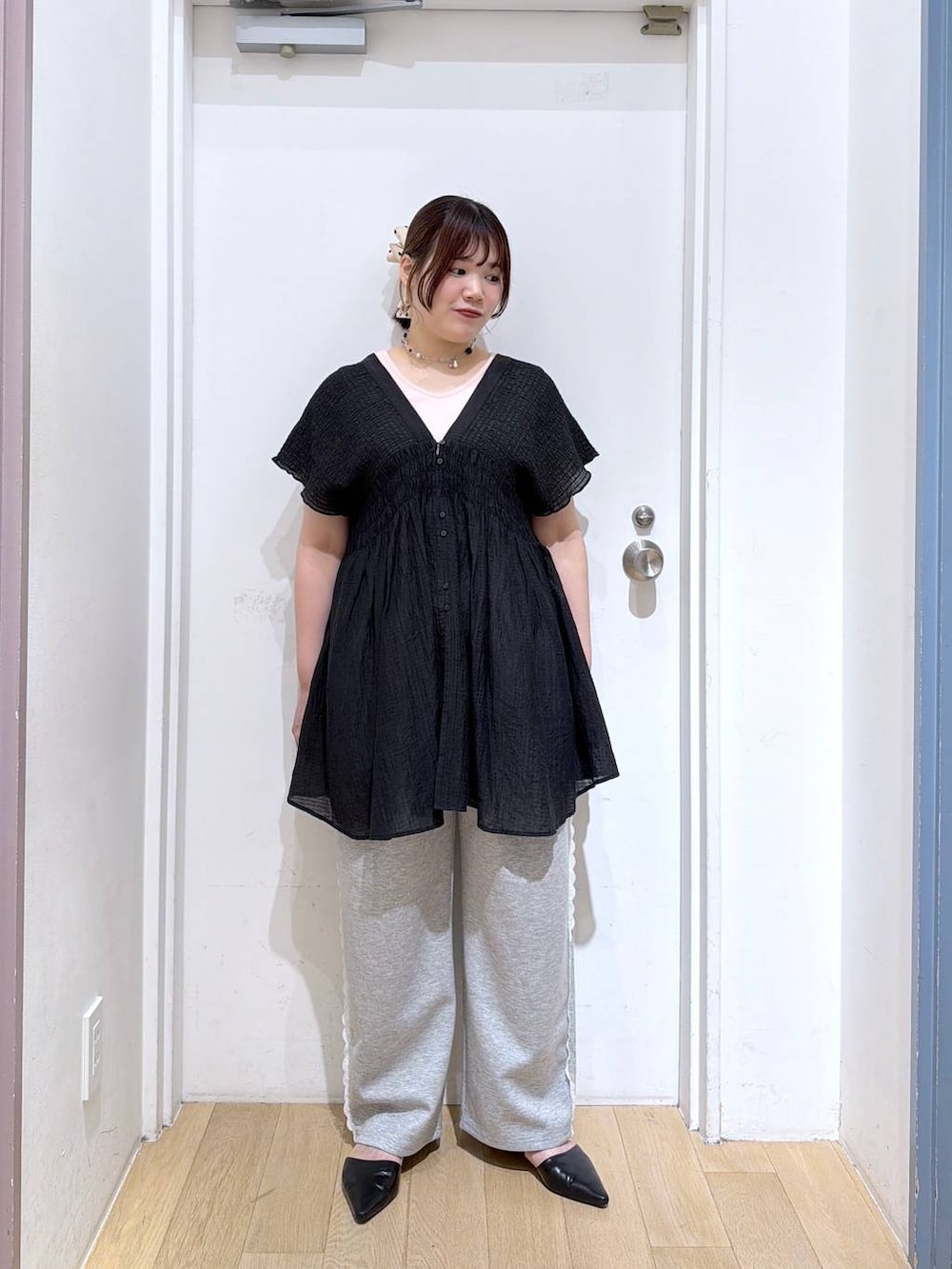 グレー系のスウェットパンツ、ブラック系のシャツ/ブラウス、ブラック系のサンダルを着用したレディースの春コーディネートの3枚目の写真