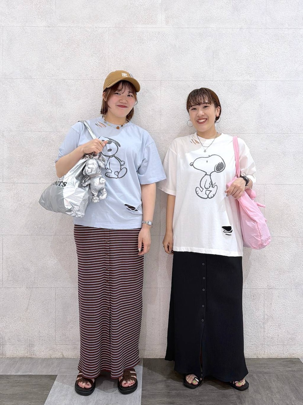 ブラウン系のサンダル、シルバー系のエコバッグ/サブバッグ、ブルー系のTシャツ/カットソーを着用したレディースの夏コーディネートの5枚目の写真