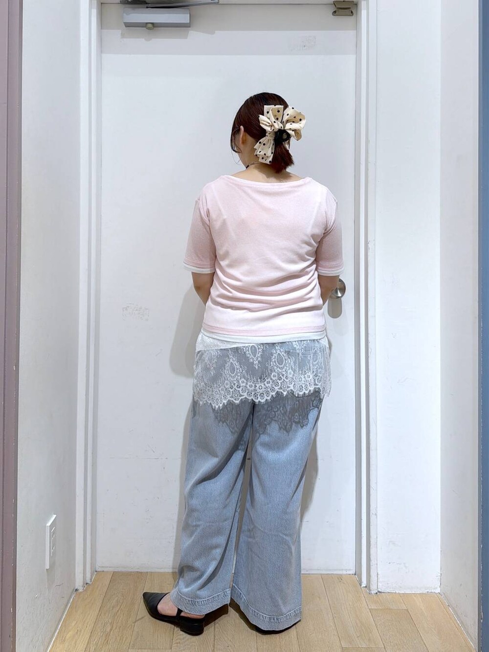 ブルー系のデニムパンツ、ピンク系のTシャツ/カットソー、ブラック系のサンダルを着用したレディースの夏コーディネートの4枚目の写真