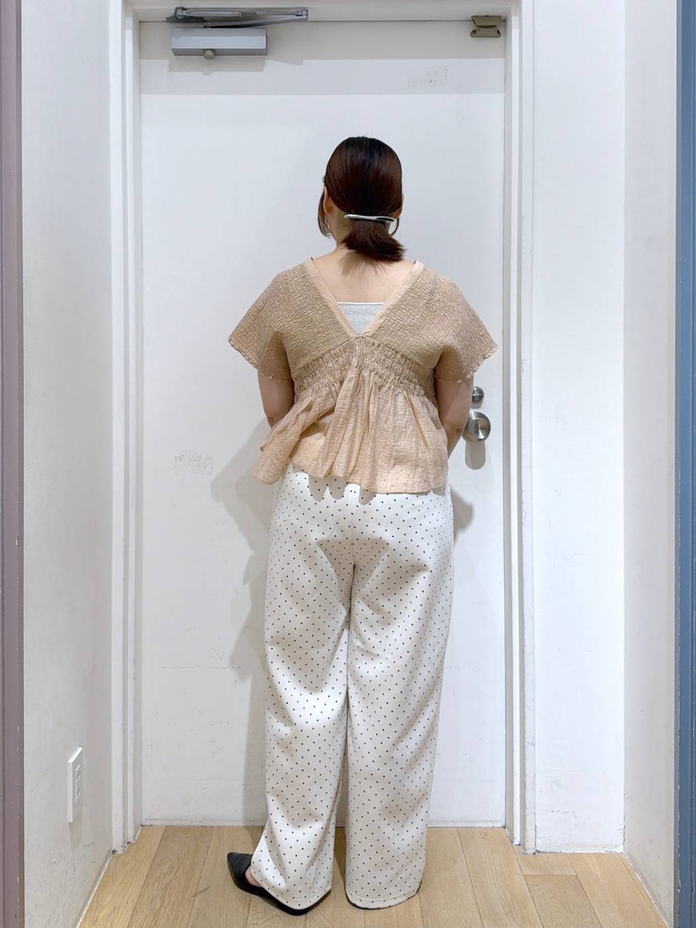 ホワイト系のスウェットパンツ、シルバー系のタンクトップ、ベージュ系のシャツ/ブラウスを着用したレディースの夏コーディネートの4枚目の写真