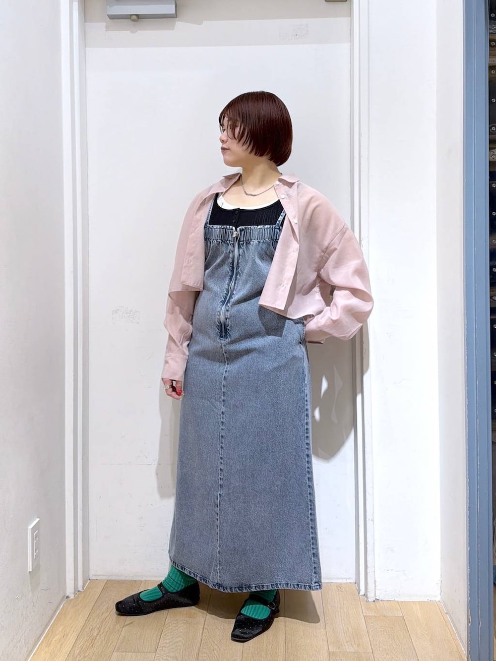 ピンク系のシャツ/ブラウス、ブルー系のワンピース、ブラック系のタンクトップを着用したレディースの春コーディネートの3枚目の写真