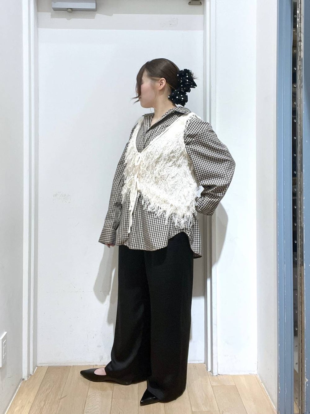 ブラック系のパンプス、ブラウン系のシャツ/ブラウス、ブラック系のその他パンツを着用したレディースの冬コーディネートの3枚目の写真