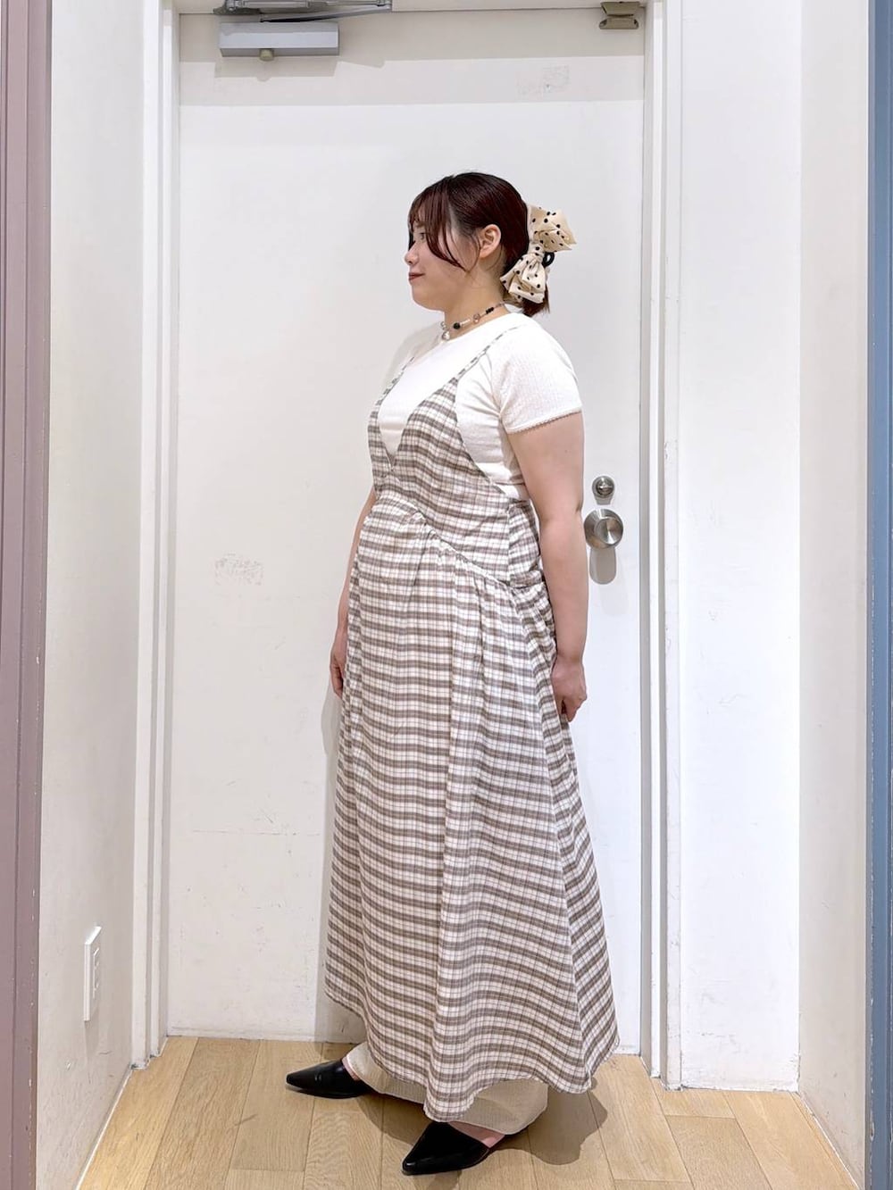 ホワイト系のその他パンツ、ブラック系のサンダル、ホワイト系のワンピースを着用したレディースの夏コーディネートの4枚目の写真