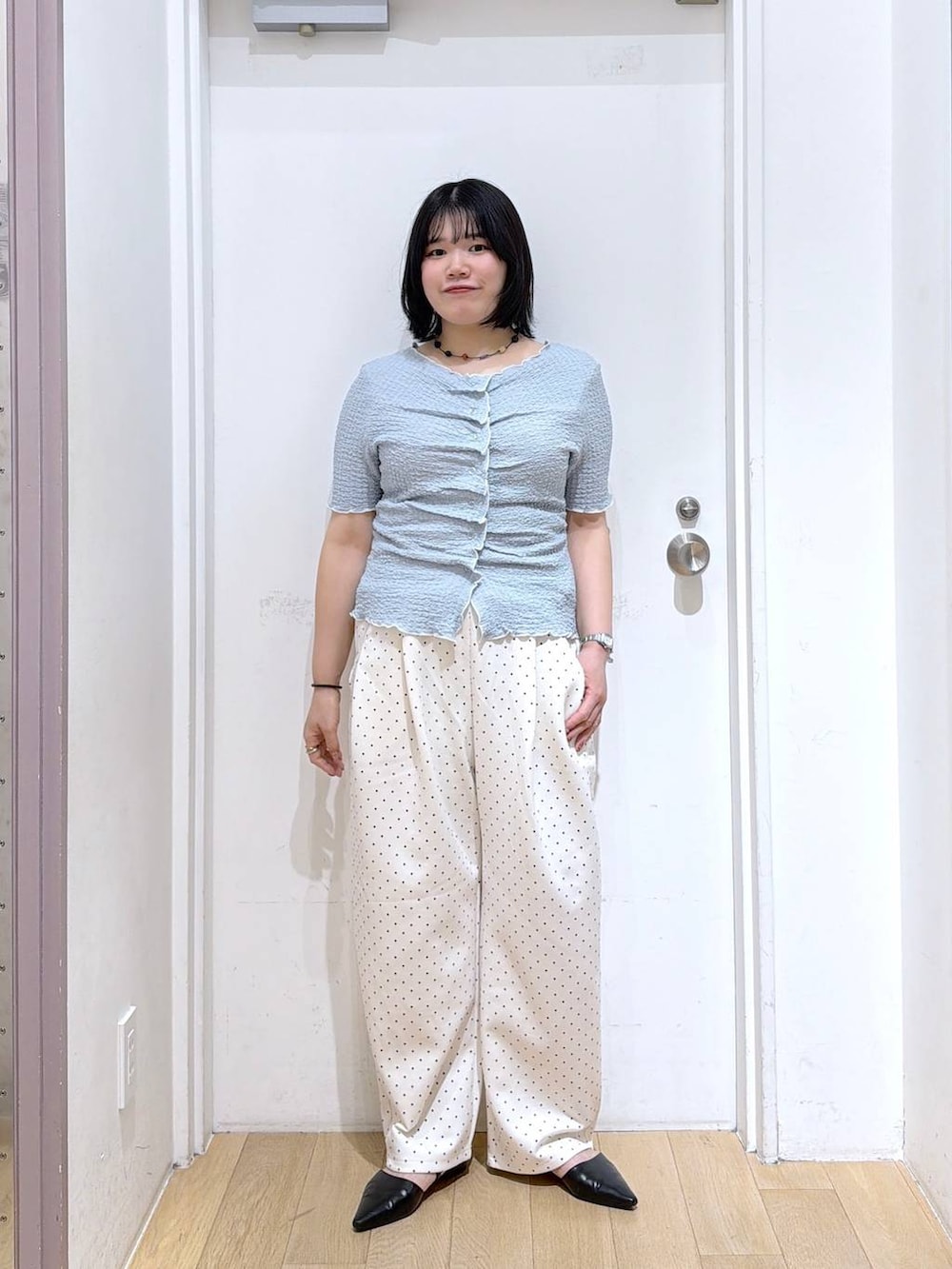 ブルー系のカーディガン/ボレロ、ホワイト系のスウェットパンツ、ブラック系のサンダルを着用したレディースの夏コーディネートの2枚目の写真