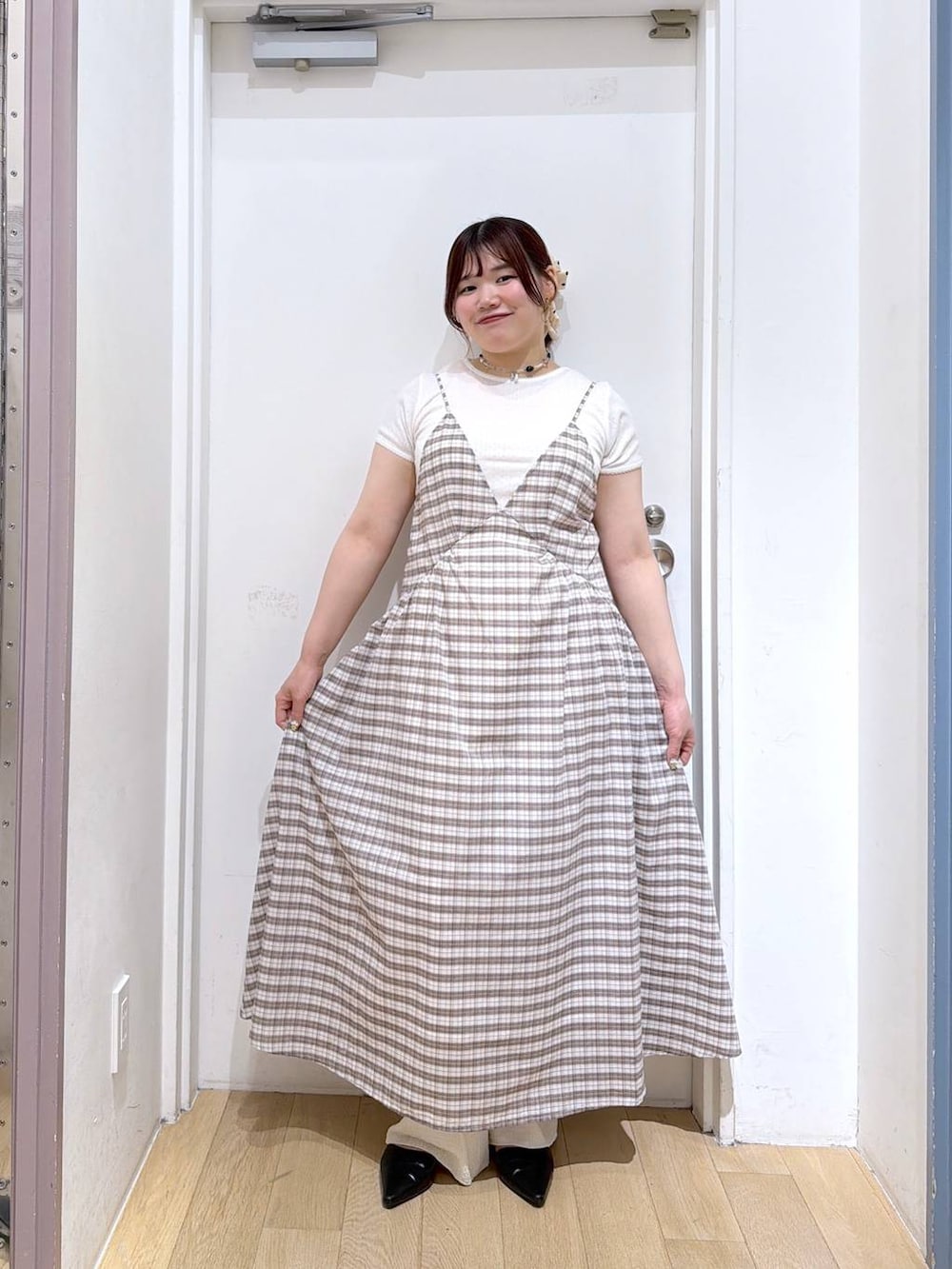 ホワイト系のその他パンツ、ブラック系のサンダル、ホワイト系のワンピースを着用したレディースの夏コーディネートの3枚目の写真