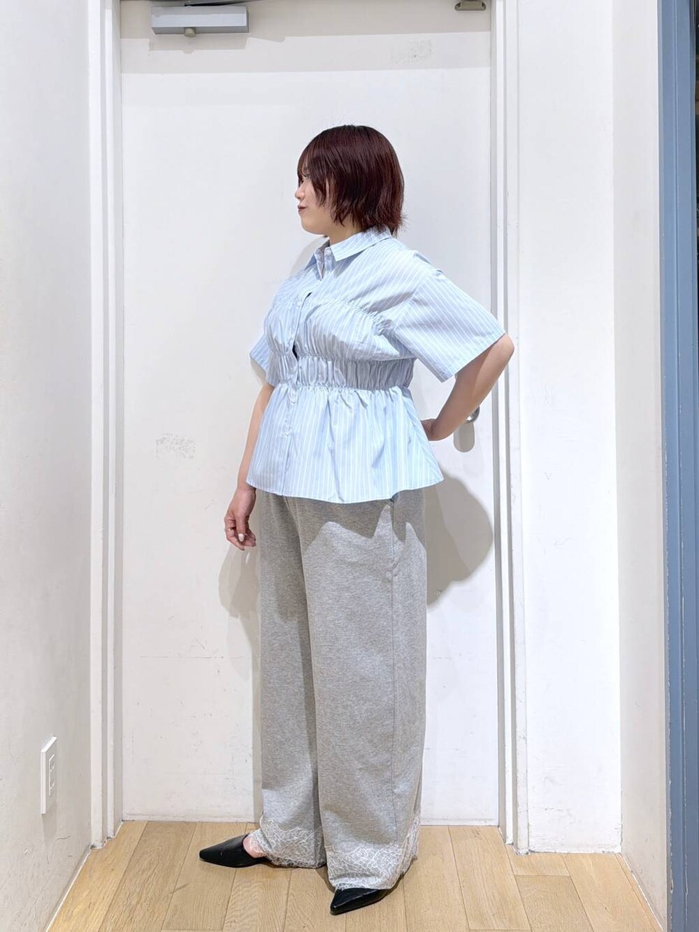 ブラック系のサンダル、グレー系のスウェットパンツ、ブルー系のTシャツ/カットソーを着用したレディースの春コーディネートの2枚目の写真
