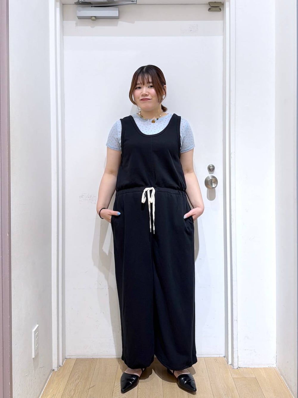 ブルー系のTシャツ/カットソー、ブラック系のサンダル、ブラック系のサロペット/オーバーオールを着用したレディースの夏コーディネートの2枚目の写真