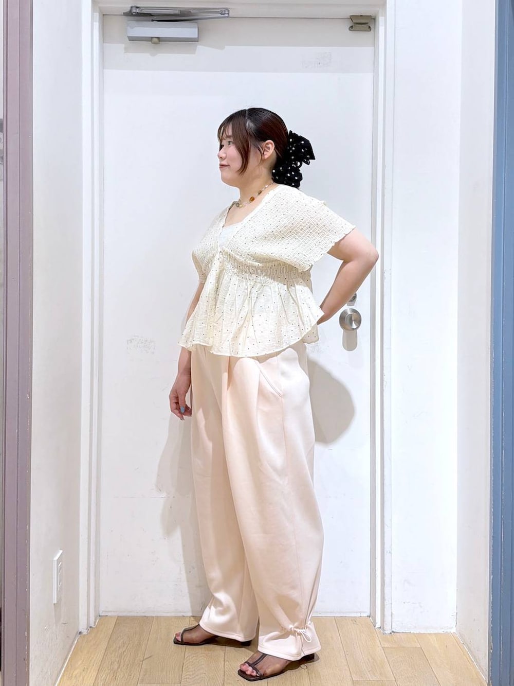 ピンク系のスウェットパンツ、シルバー系のタンクトップ、ブラウン系のサンダルを着用したレディースの夏コーディネートの2枚目の写真
