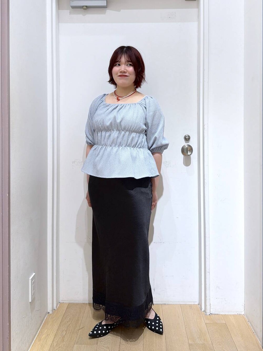 その他のパンプス、ブルー系のシャツ/ブラウス、ブラック系のスカートを着用したレディースの春コーディネートの2枚目の写真