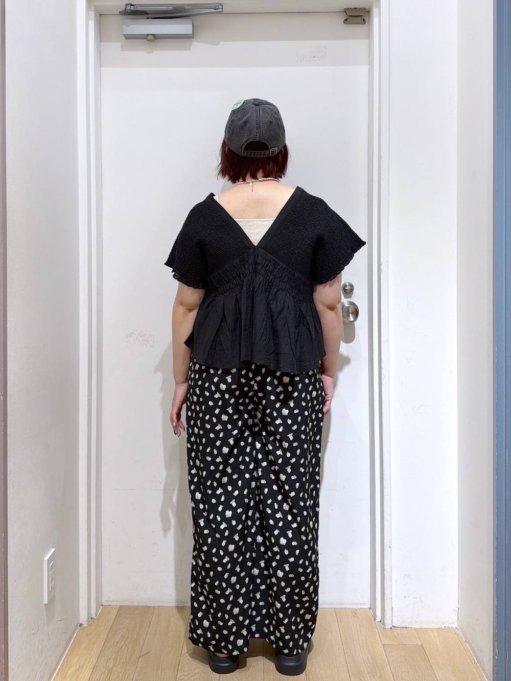 シルバー系のタンクトップ、ブラック系のシャツ/ブラウス、ブラック系のその他パンツを着用したレディースの春コーディネートの4枚目の写真