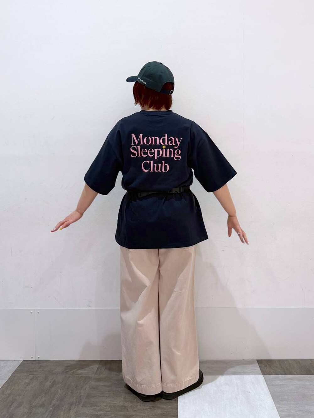 ピンク系のデニムパンツ、ブラック系のボディバッグ/ウエストポーチ、ブルー系のTシャツ/カットソーを着用したレディースの春コーディネートの5枚目の写真