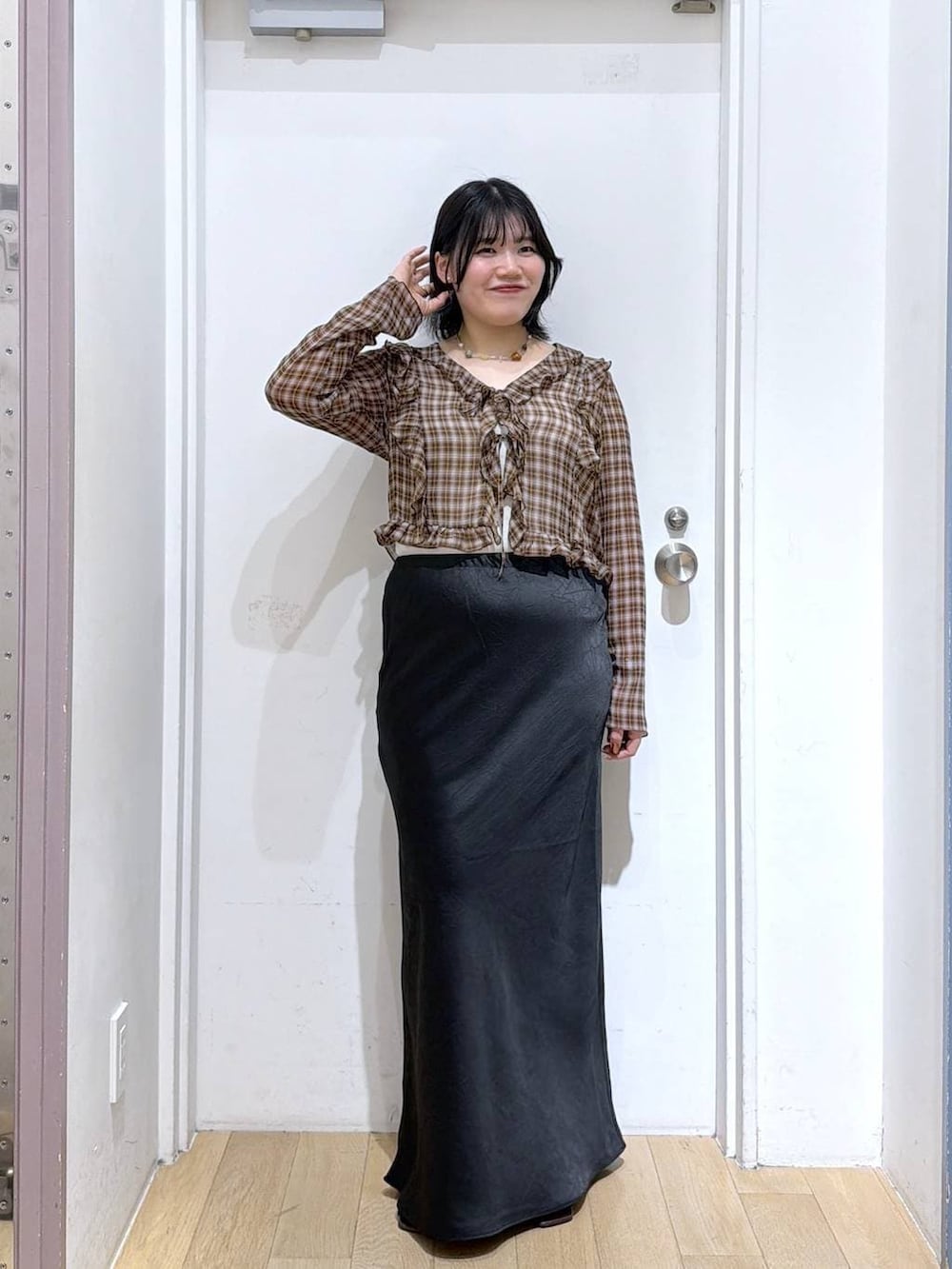 ブラウン系のシャツ/ブラウス、ブラック系のスカート、シルバー系のタンクトップを着用したレディースの夏コーディネートの2枚目の写真