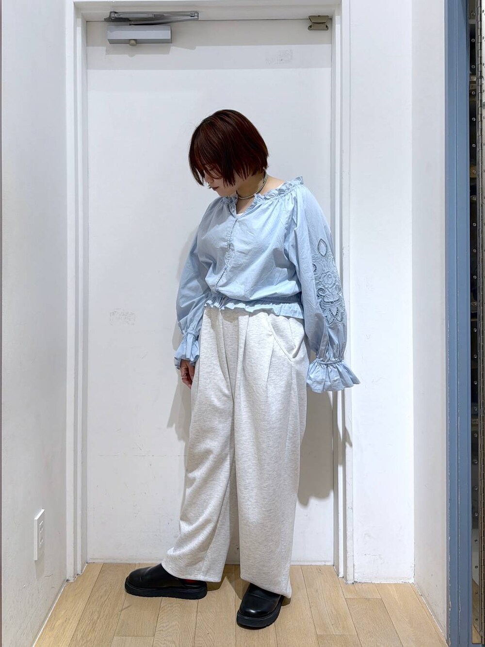 グレー系のスウェットパンツ、ブルー系のシャツ/ブラウスを着用したレディースの春コーディネートの2枚目の写真