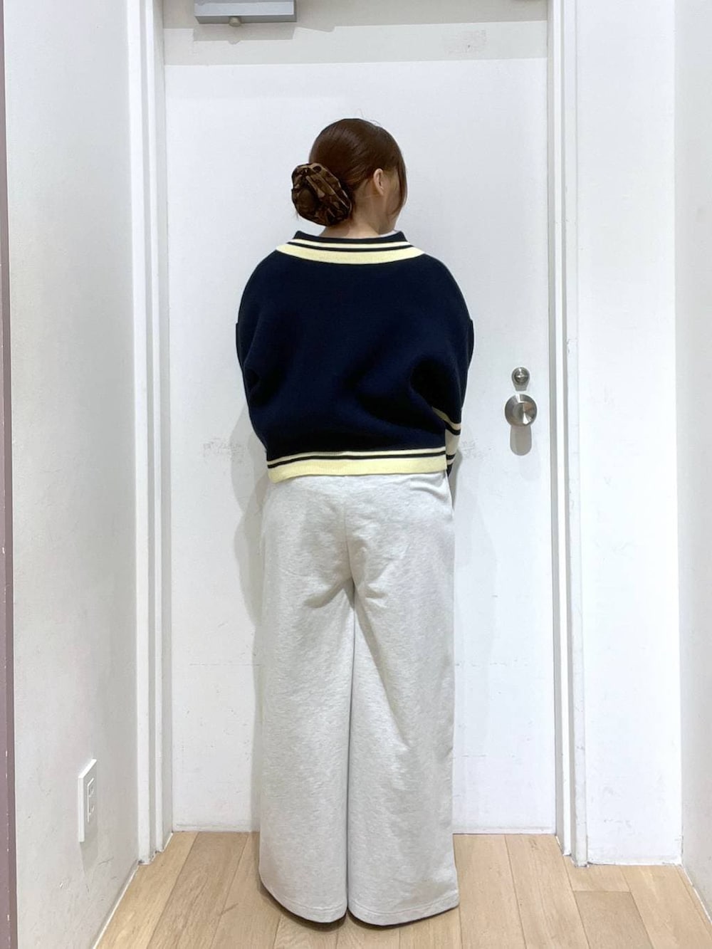 その他のパンプス、グレー系のスウェットパンツ、ブルー系のニット/セーターを着用したレディースの冬コーディネートの3枚目の写真