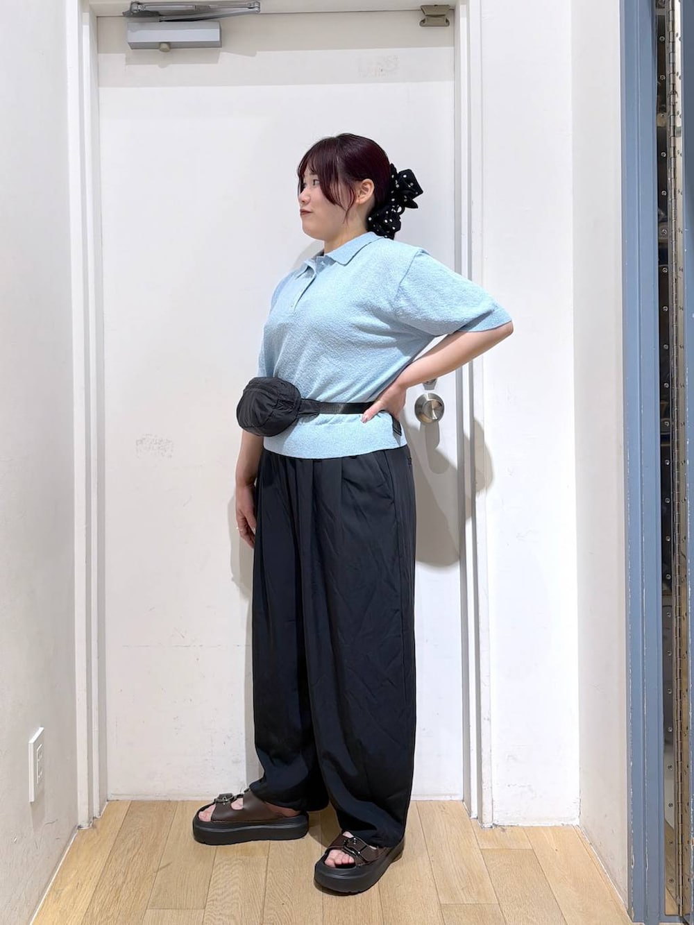 ブラック系のボディバッグ/ウエストポーチ、ブラック系のその他パンツ、ブルー系のTシャツ/カットソーを着用したレディースの春コーディネートの3枚目の写真