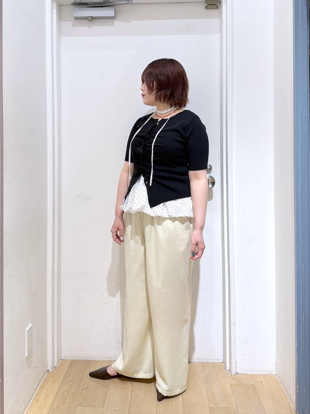 イエロー系のその他パンツ、ブラウン系のサンダル、ホワイト系のキャミソールを着用したレディースの春コーディネートの3枚目の写真