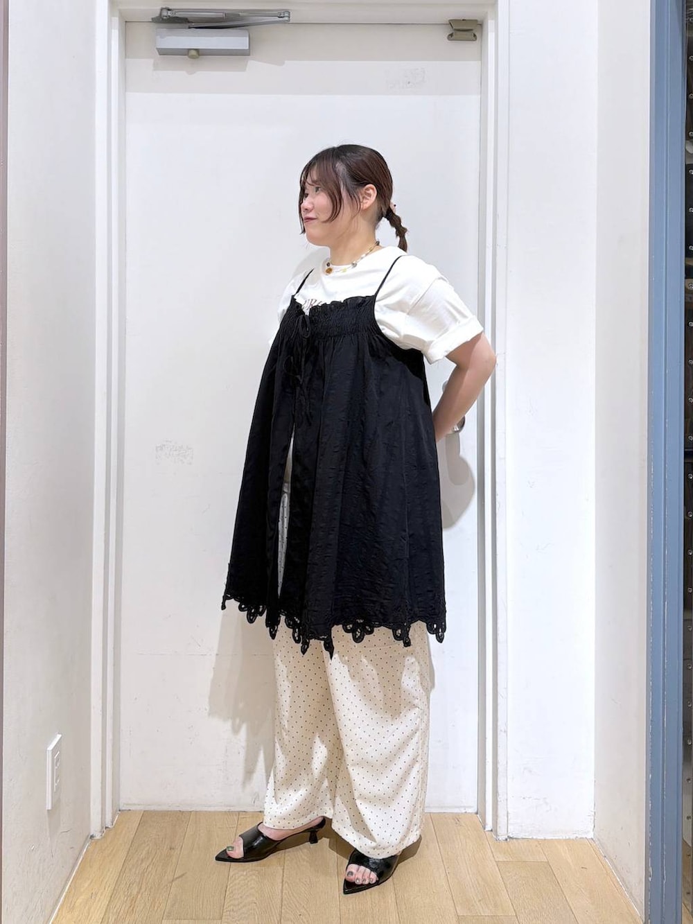 ブラック系のワンピース、ホワイト系のその他パンツ、ブラック系のサンダルを着用したレディースの夏コーディネートの3枚目の写真