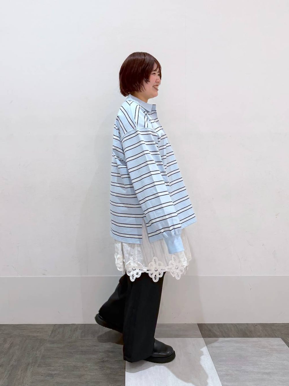 ブラック系のその他パンツ、ホワイト系のワンピース、ブルー系のTシャツ/カットソーを着用したレディースの春コーディネートの5枚目の写真