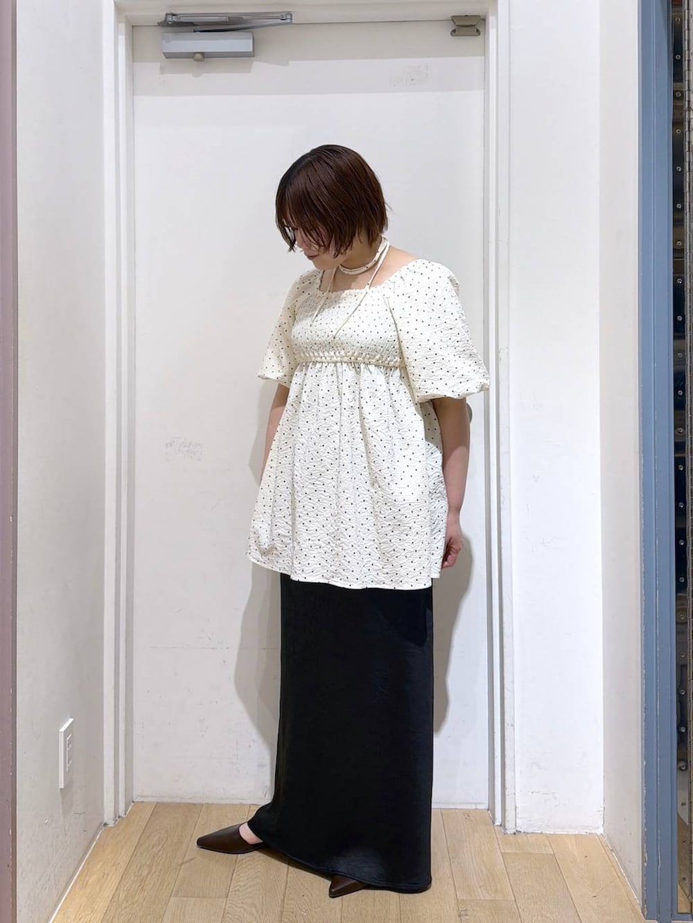 ブラック系のスカート、その他のシャツ/ブラウス、ブラウン系のサンダルを着用したレディースの春コーディネートの3枚目の写真