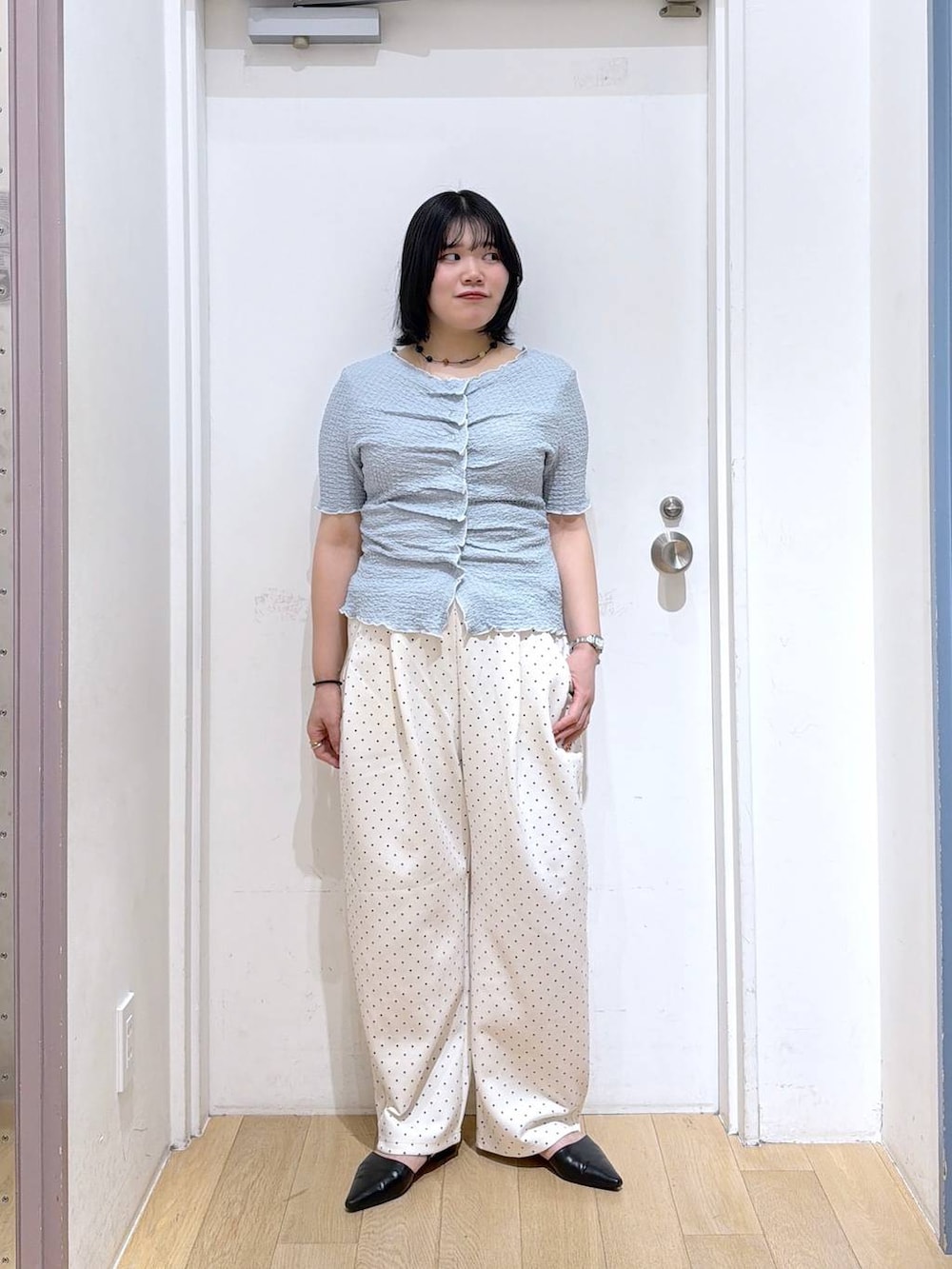 ブルー系のカーディガン/ボレロ、ホワイト系のスウェットパンツ、ブラック系のサンダルを着用したレディースの夏コーディネートの3枚目の写真
