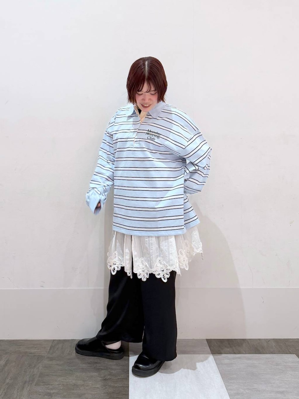 ブラック系のその他パンツ、ホワイト系のワンピース、ブルー系のTシャツ/カットソーを着用したレディースの春コーディネートの4枚目の写真