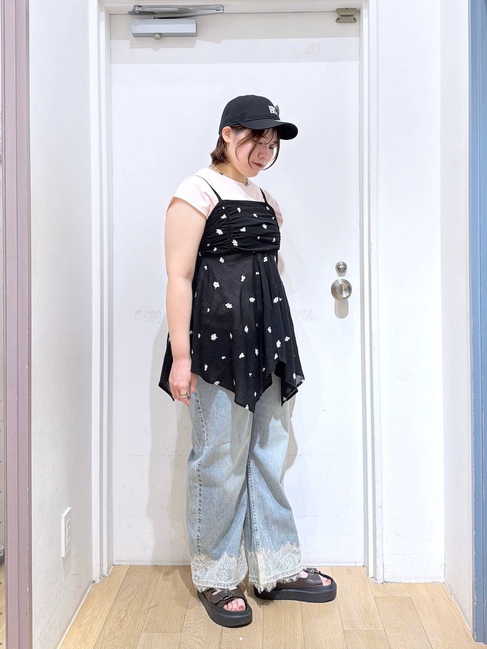 ピンク系のTシャツ/カットソー、ブルー系のデニムパンツ、ブラック系のシャツ/ブラウスを着用したレディースの夏コーディネートの3枚目の写真