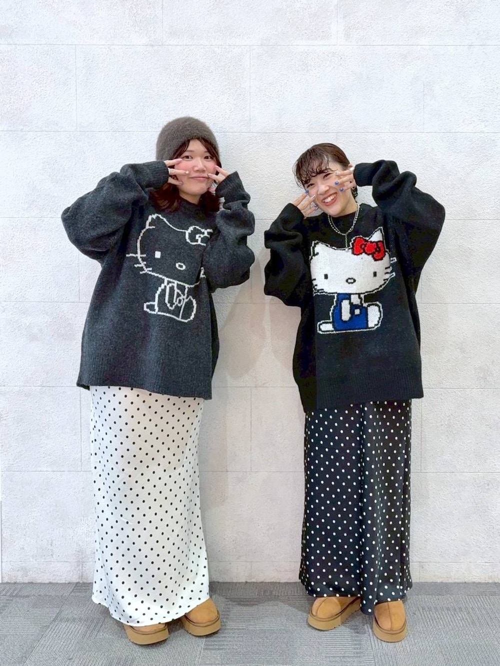 ホワイト系のスカート、ベージュ系のブーツ、グレー系のニット/セーターを着用したレディースの秋コーディネートの4枚目の写真