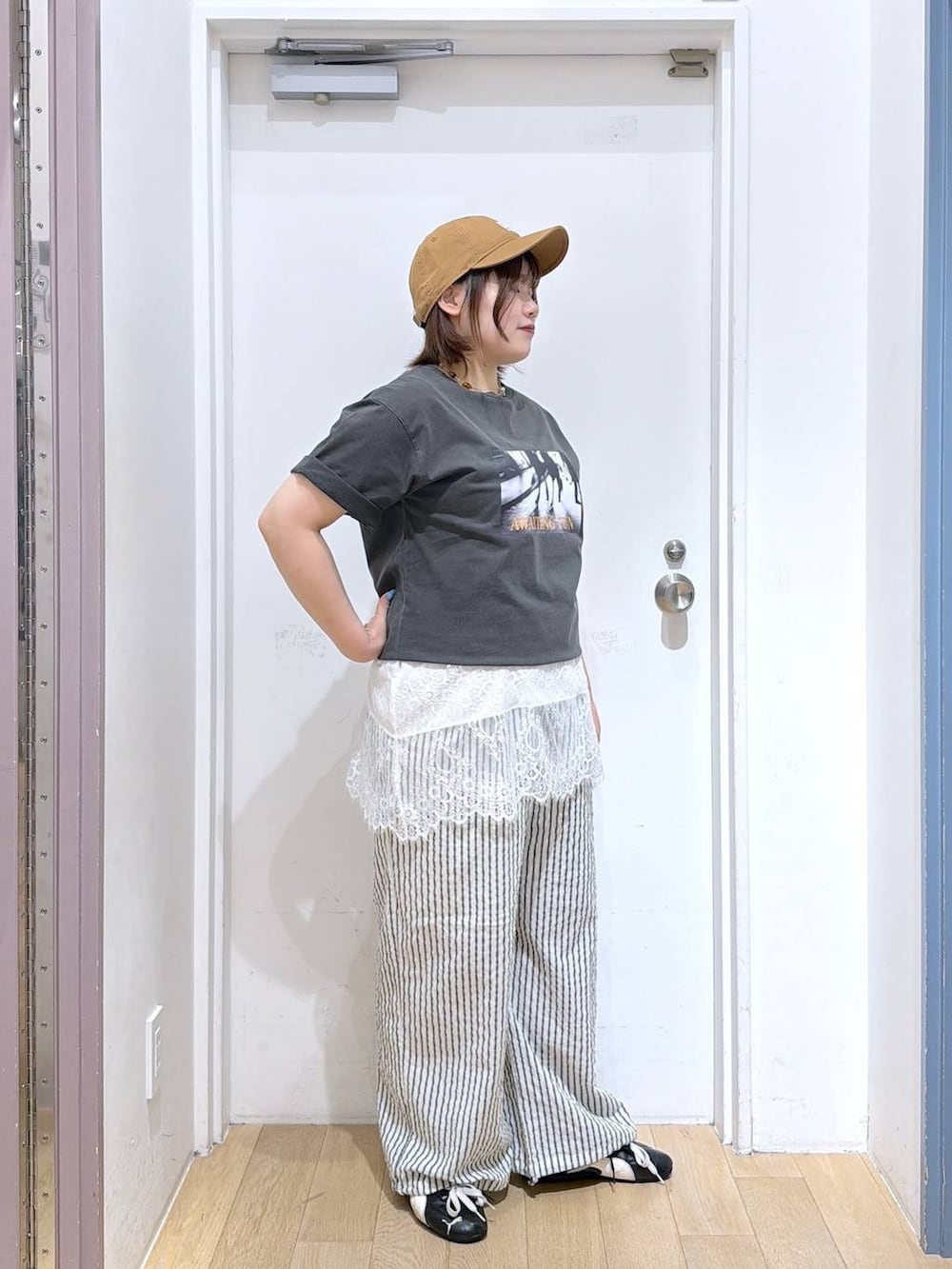 ホワイト系のTシャツ/カットソー、ホワイト系のエコバッグ/サブバッグ、ホワイト系のその他パンツを着用したレディースの夏コーディネートの4枚目の写真
