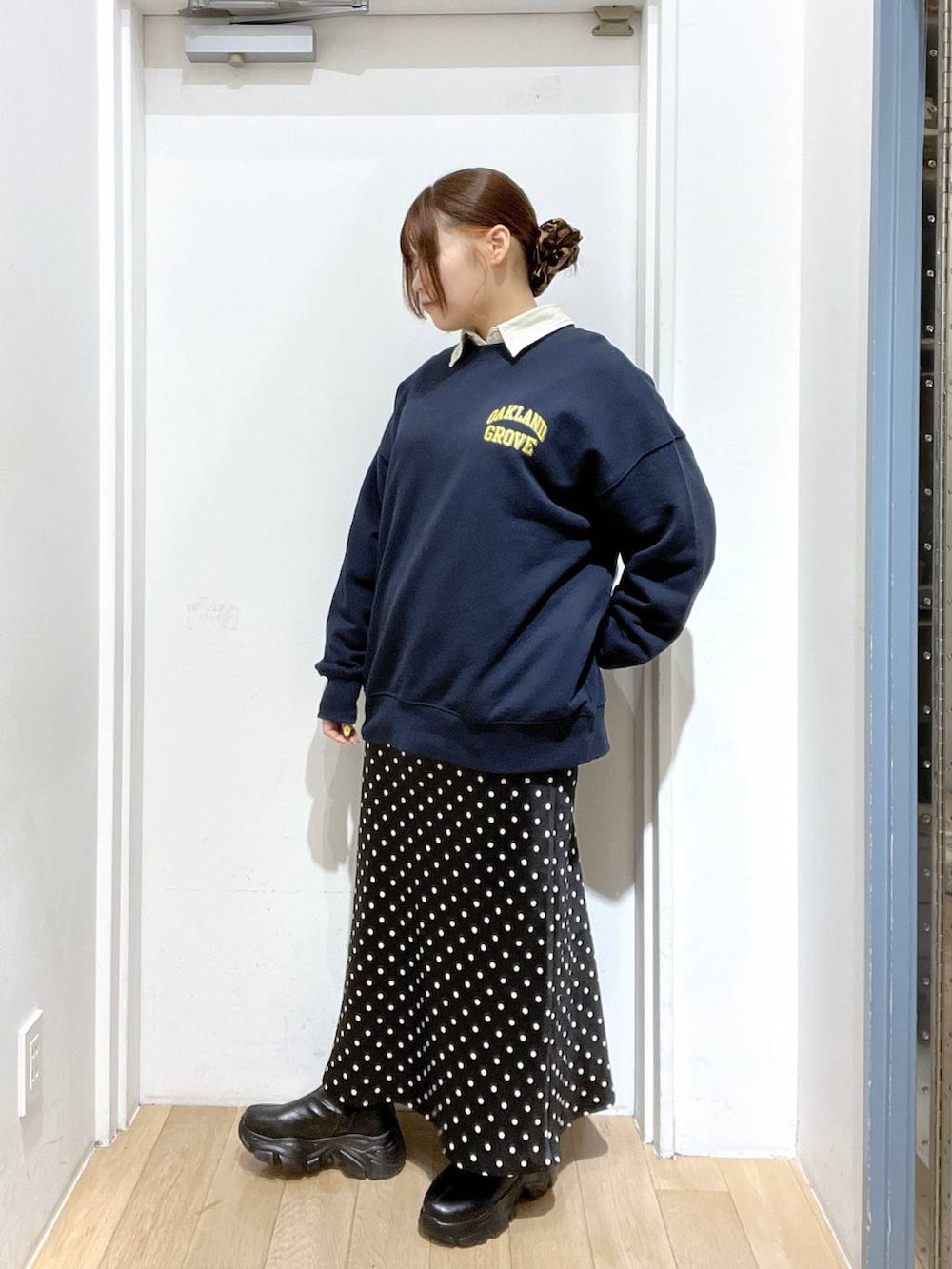 ブラック系のブーツ、ブラック系のスカート、ベージュ系のシャツ/ブラウスを着用したレディースの冬コーディネートの2枚目の写真