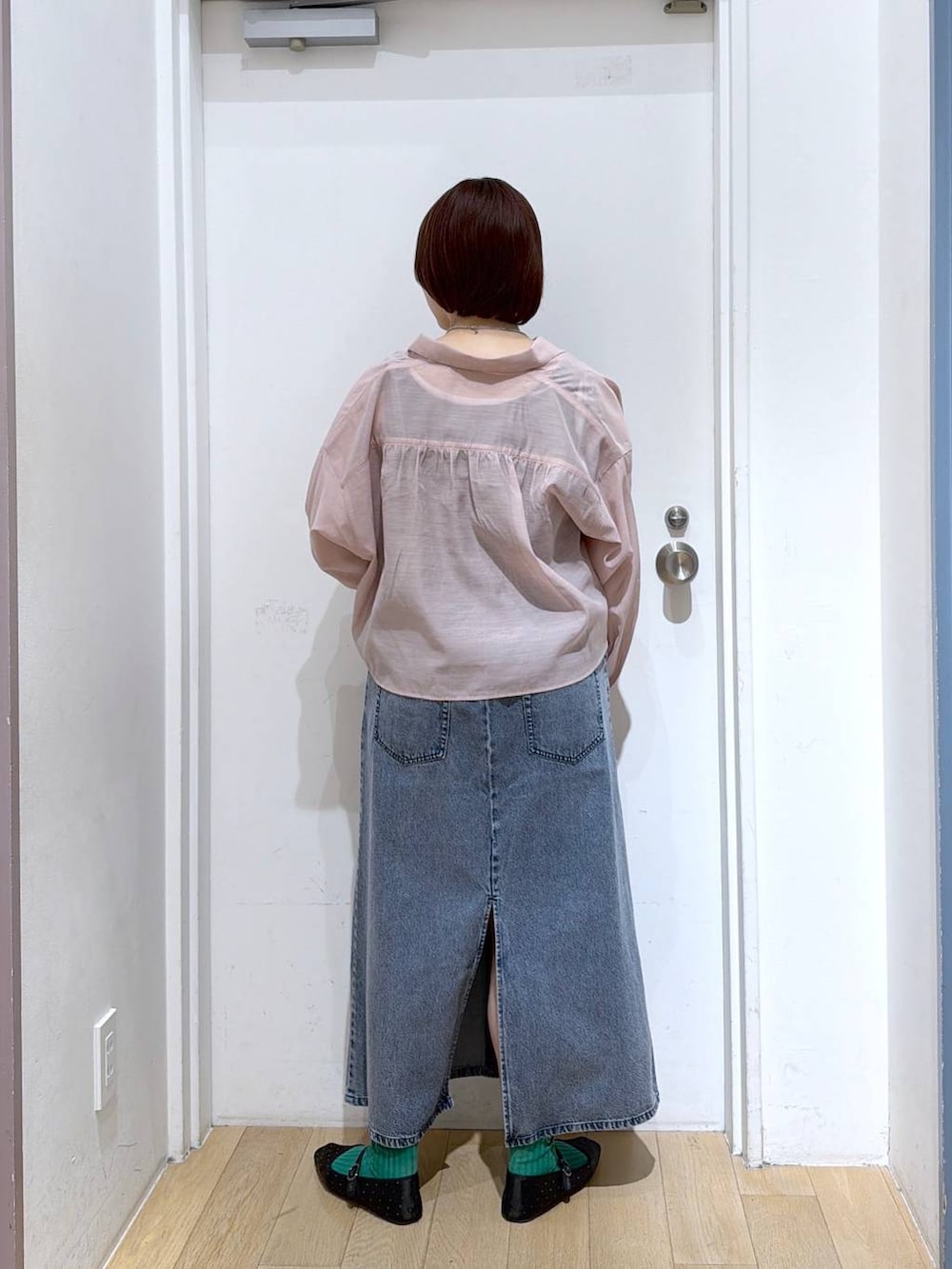 ピンク系のシャツ/ブラウス、ブルー系のワンピース、ブラック系のタンクトップを着用したレディースの春コーディネートの4枚目の写真