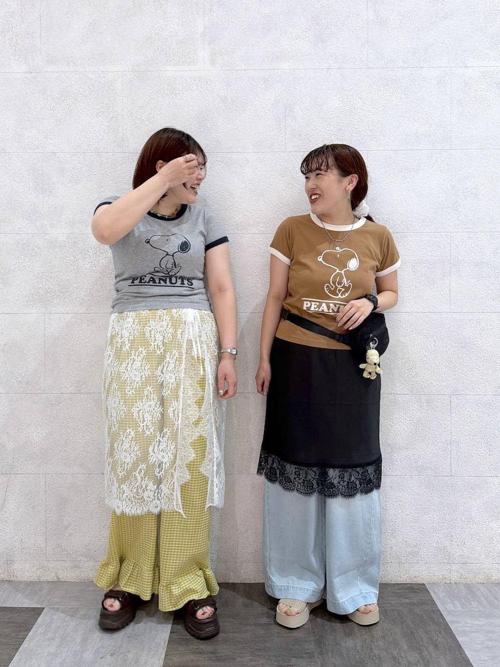 ブラック系のボディバッグ/ウエストポーチ、ホワイト系のサンダル、ブラウン系のTシャツ/カットソーを着用したレディースの夏コーディネートの2枚目の写真