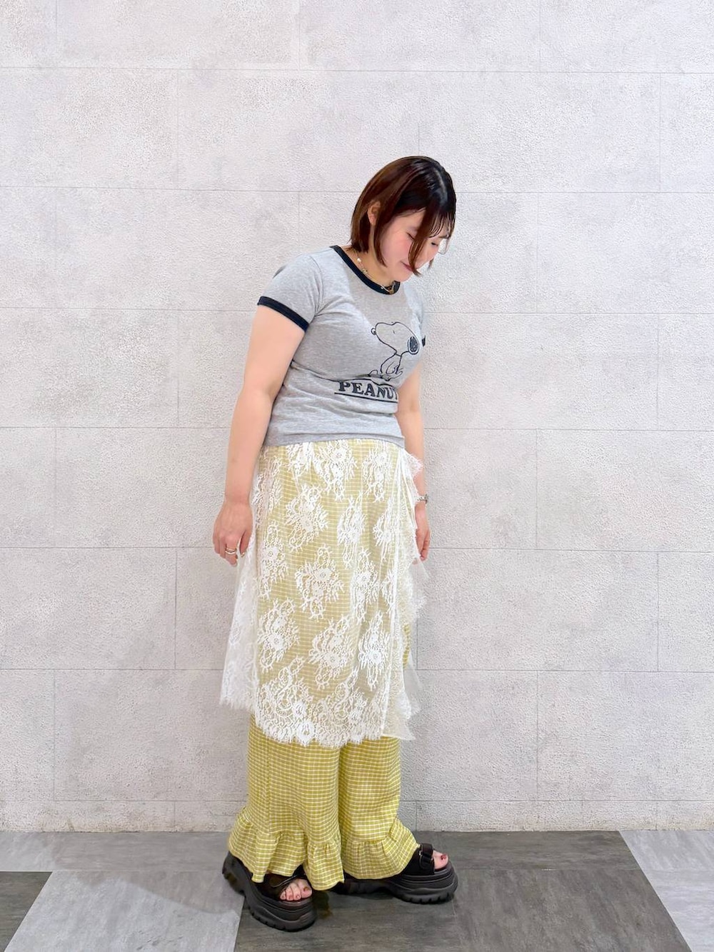 ブラック系のボディバッグ/ウエストポーチ、ホワイト系のサンダル、ブラウン系のTシャツ/カットソーを着用したレディースの夏コーディネートの5枚目の写真
