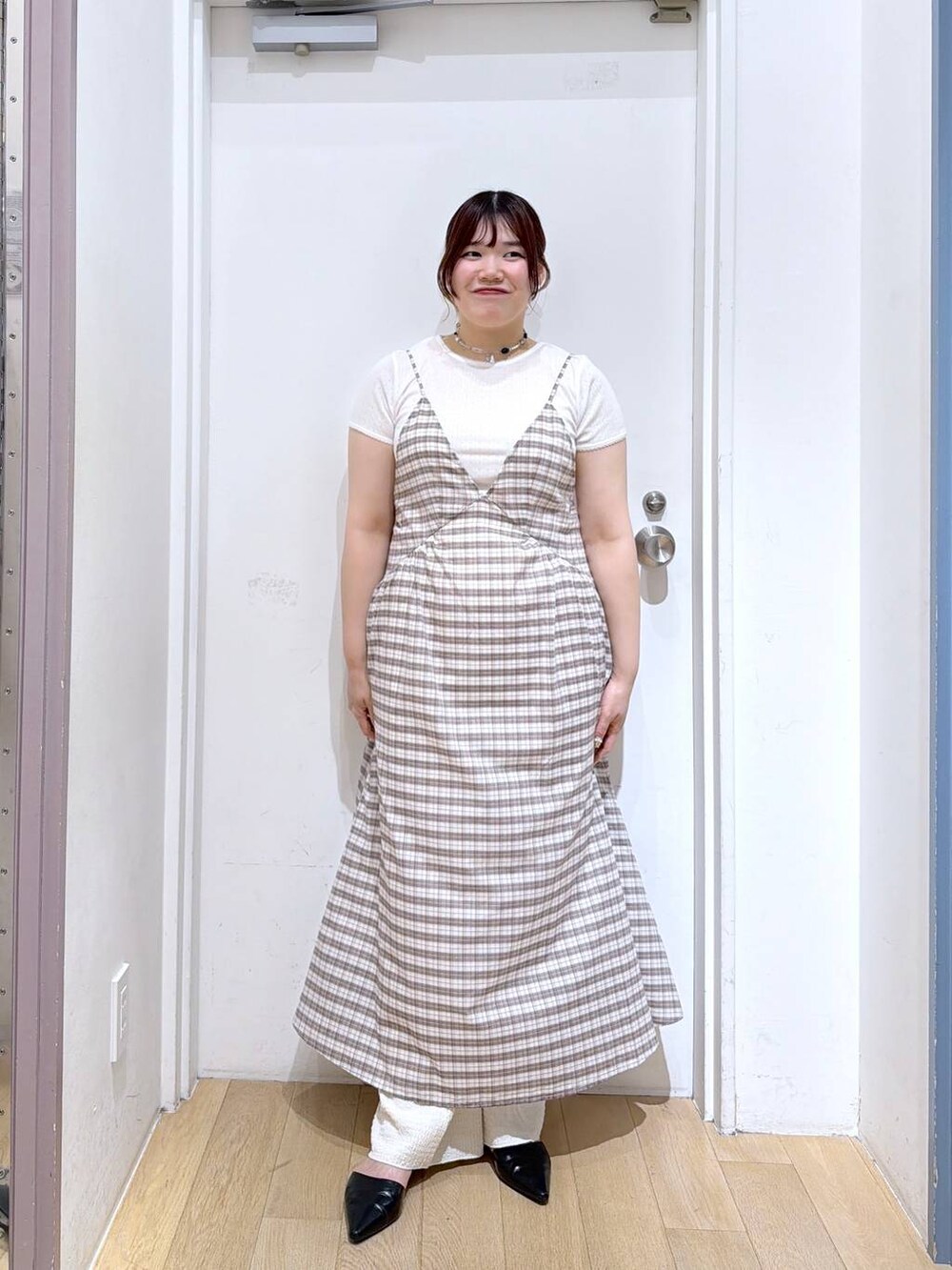 ホワイト系のその他パンツ、ブラック系のサンダル、ホワイト系のワンピースを着用したレディースの夏コーディネートの2枚目の写真