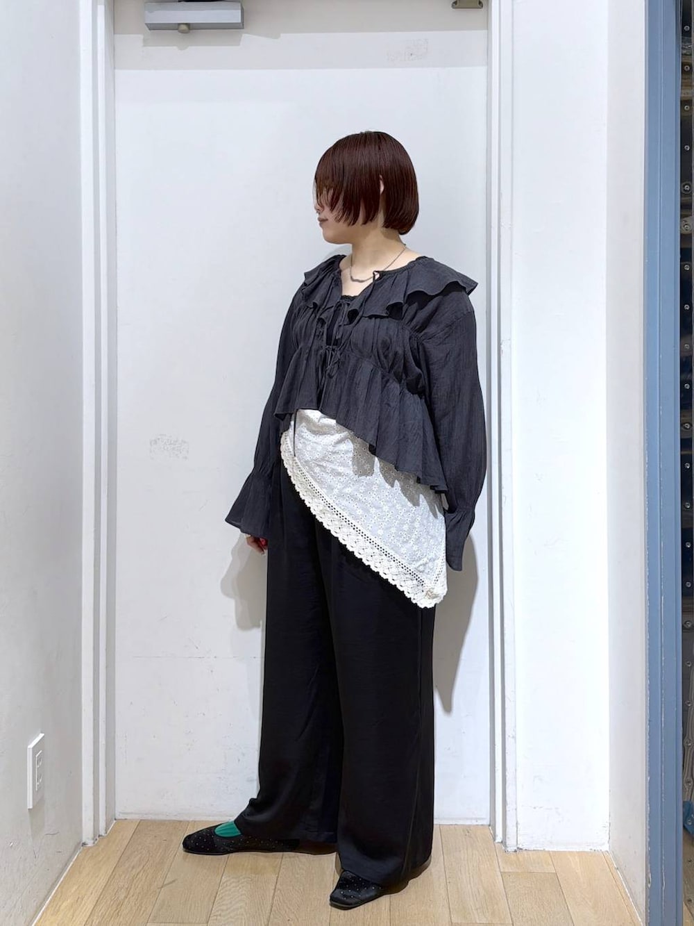 グレー系のシャツ/ブラウス、ブラック系のその他パンツ、ホワイト系のバンダナ/スカーフを着用したレディースの春コーディネートの3枚目の写真