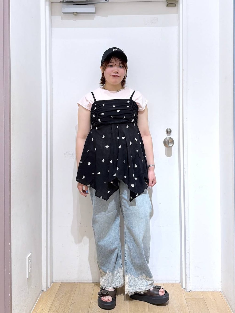ピンク系のTシャツ/カットソー、ブルー系のデニムパンツ、ブラック系のシャツ/ブラウスを着用したレディースの夏コーディネートの2枚目の写真