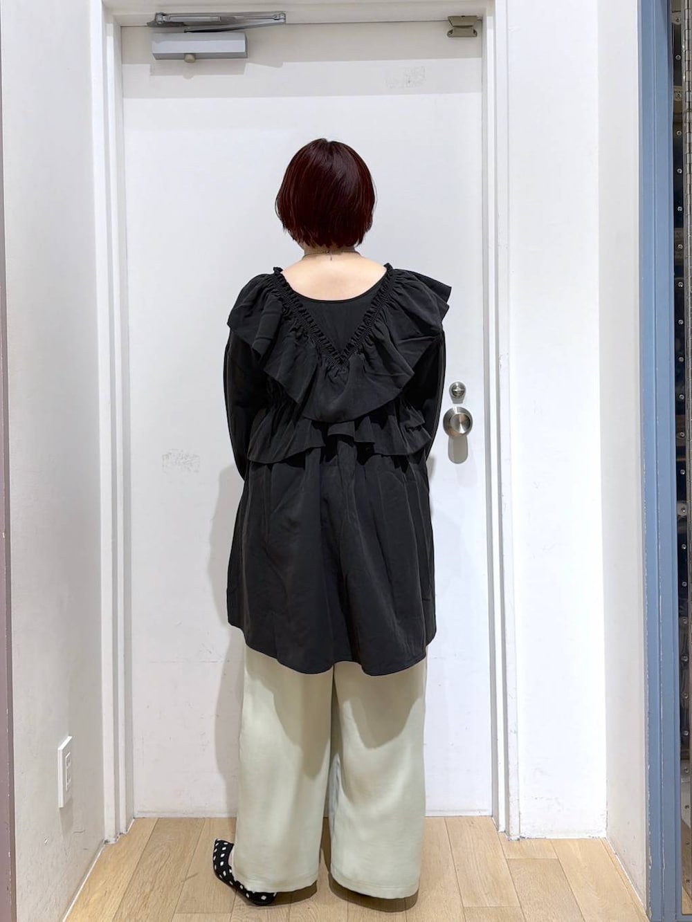 その他のパンプス、ブラック系のワンピース、グリーン系のその他パンツを着用したレディースの春コーディネートの4枚目の写真