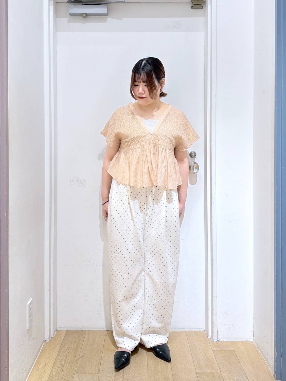 ホワイト系のスウェットパンツ、シルバー系のタンクトップ、ベージュ系のシャツ/ブラウスを着用したレディースの夏コーディネートの2枚目の写真