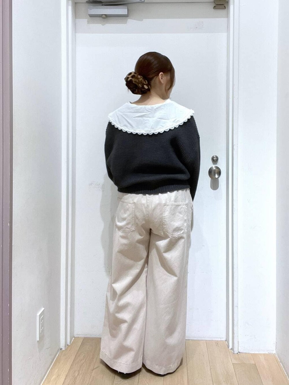 ピンク系のデニムパンツ、ブラウン系のショルダーバッグ、その他のパンプスを着用したレディースの冬コーディネートの3枚目の写真