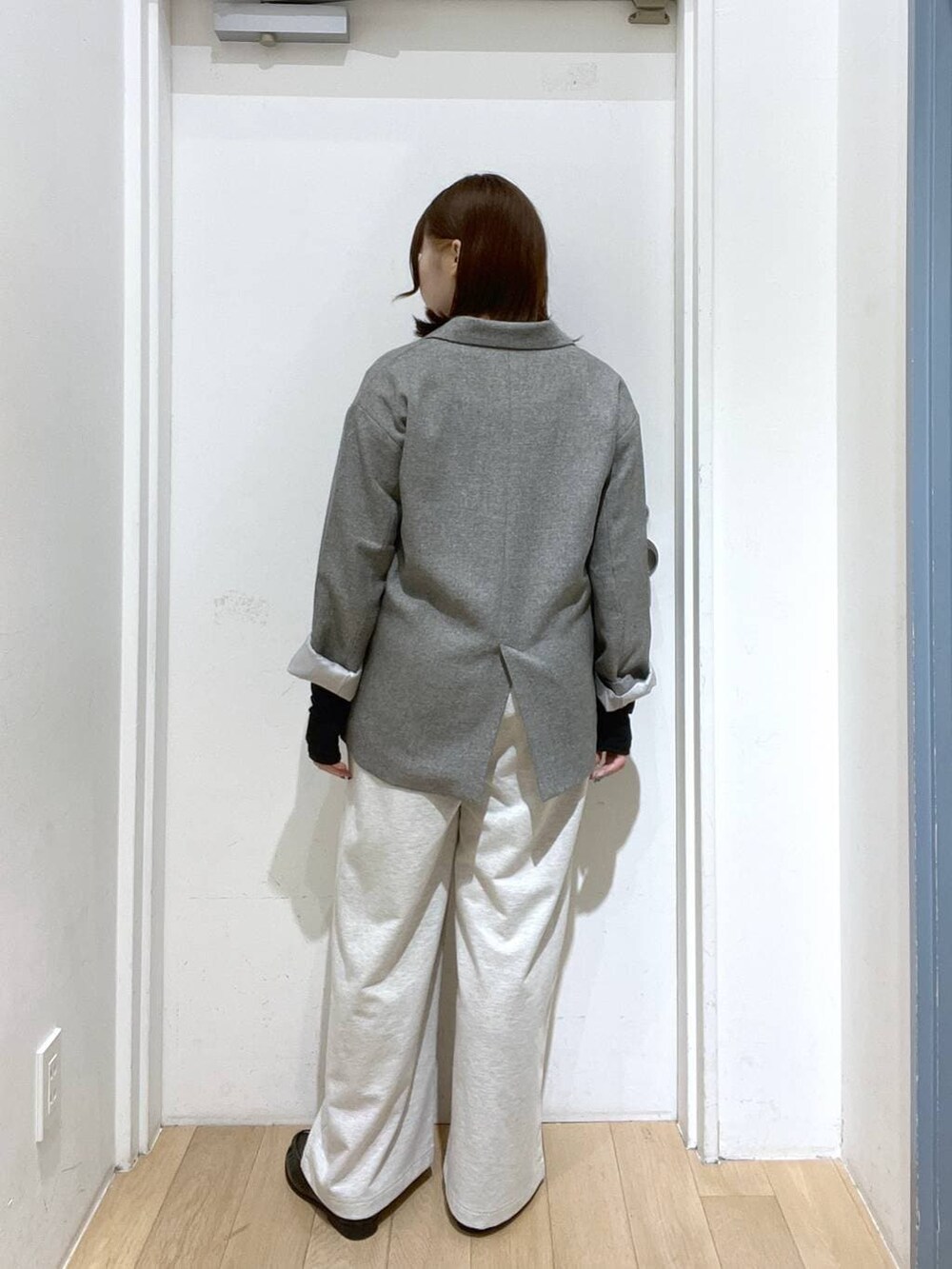 グレー系のテーラードジャケット、ブラック系のローファー、ブラック系のTシャツ/カットソーを着用したレディースの冬コーディネートの3枚目の写真