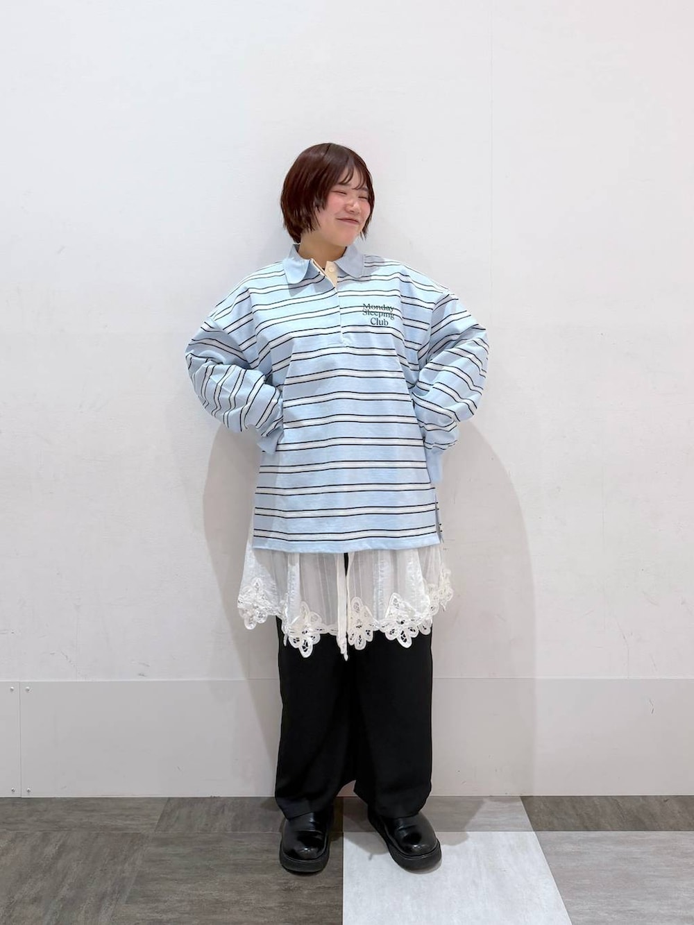 ブラック系のその他パンツ、ホワイト系のワンピース、ブルー系のTシャツ/カットソーを着用したレディースの春コーディネートの2枚目の写真