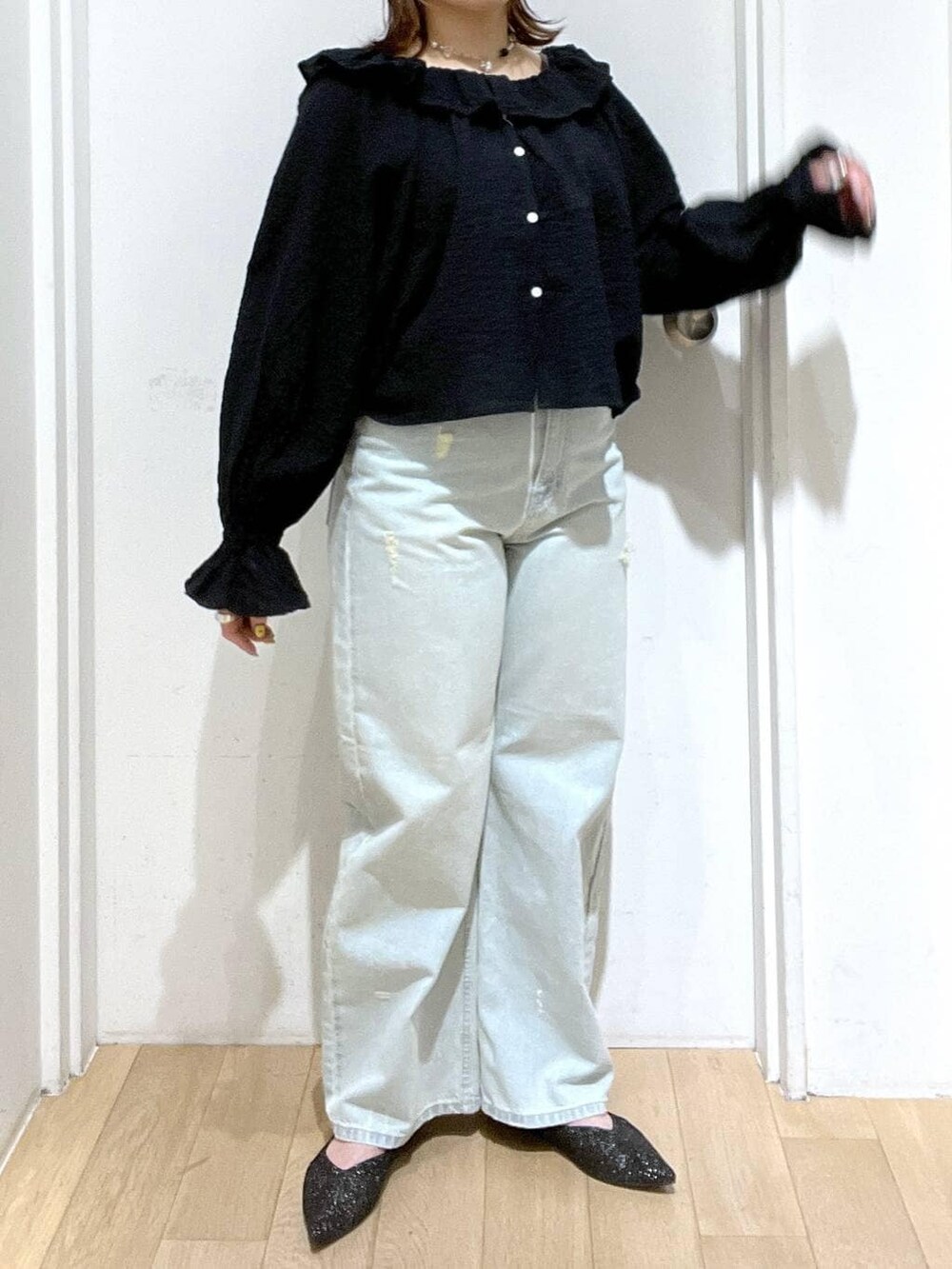 ブルー系のデニムパンツ、ブラック系のパンプス、ブラック系のシャツ/ブラウスを着用したレディースの冬コーディネートの4枚目の写真