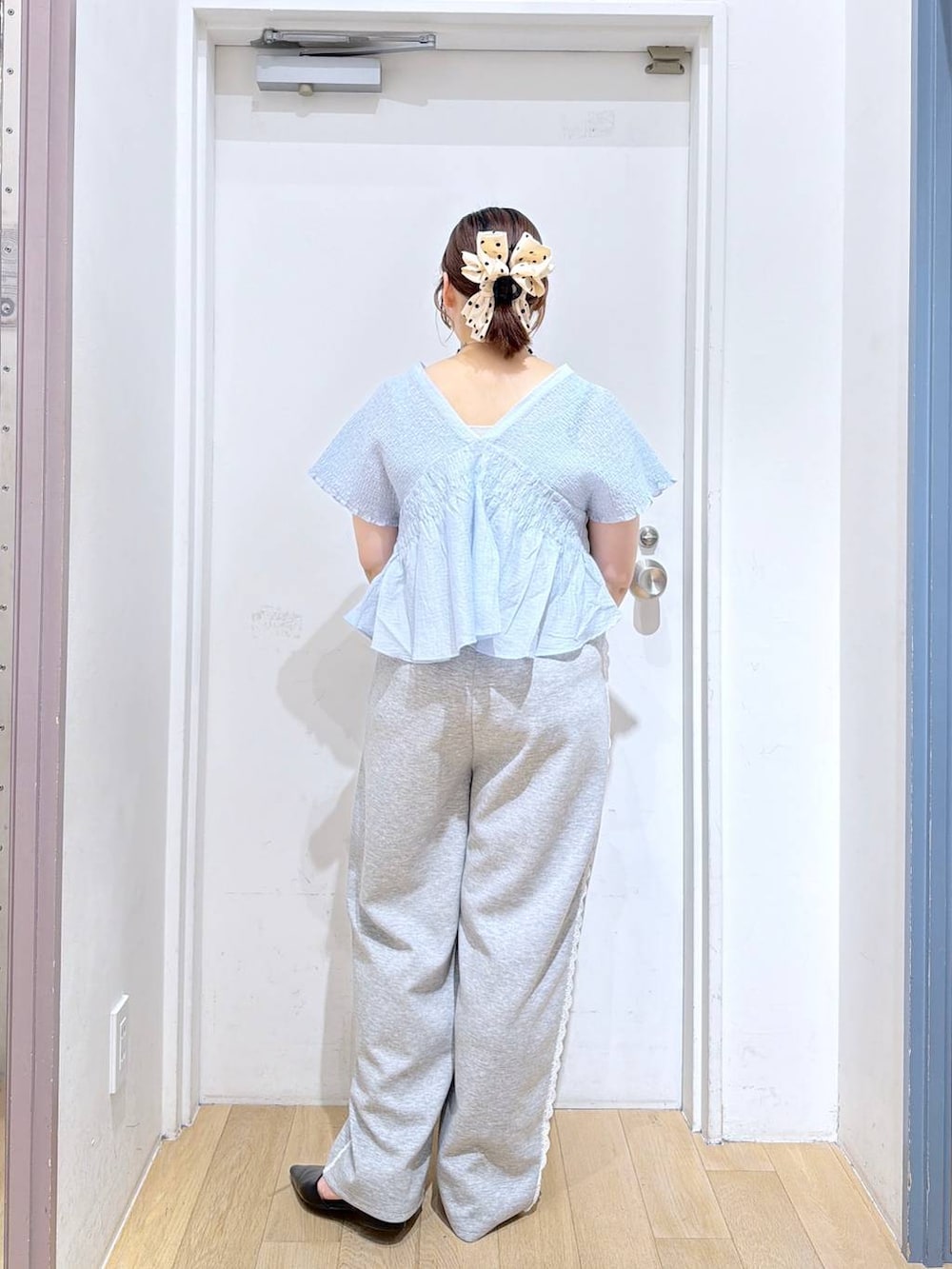 グレー系のスウェットパンツ、シルバー系のタンクトップ、ブルー系のシャツ/ブラウスを着用したレディースの夏コーディネートの3枚目の写真