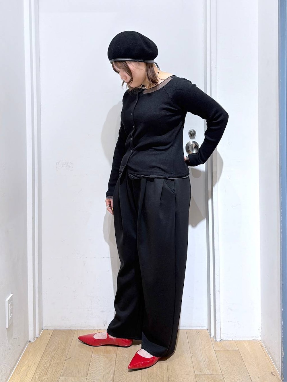 ブラック系のスウェットパンツ、レッド系のパンプス、ブラック系のTシャツ/カットソーを着用したレディースの冬コーディネートの2枚目の写真