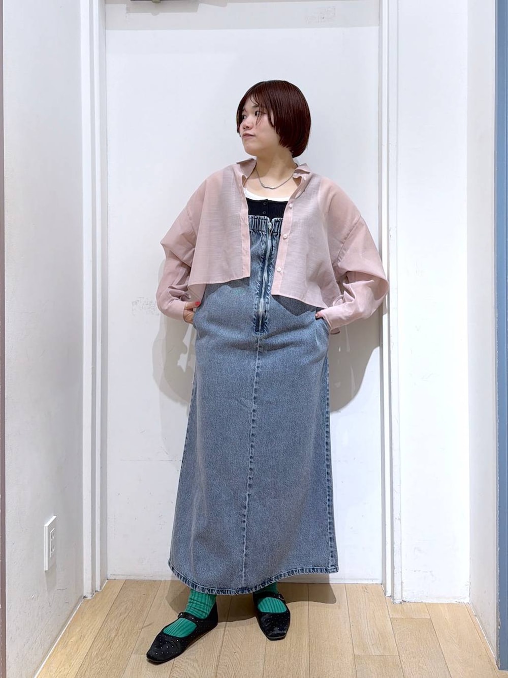 ピンク系のシャツ/ブラウス、ブルー系のワンピース、ブラック系のタンクトップを着用したレディースの春コーディネートの2枚目の写真